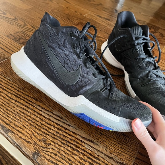 KYRIES - Picture 8 of 10